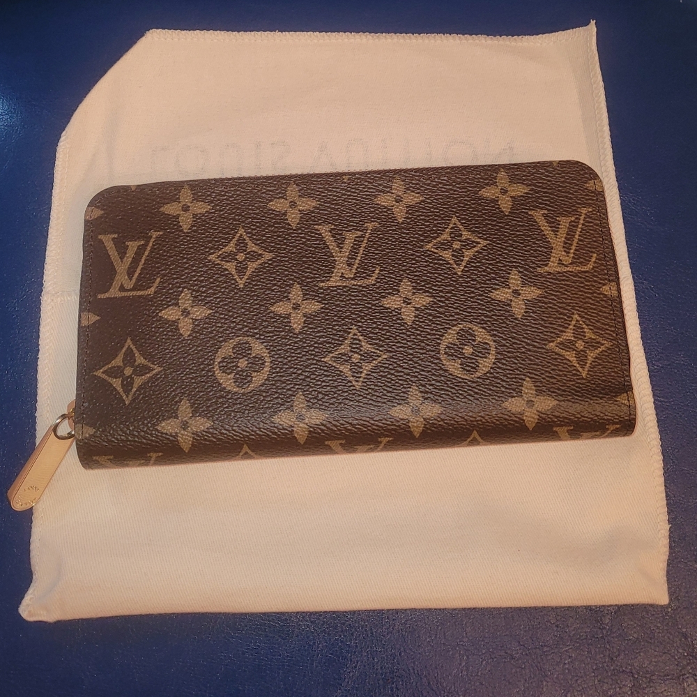 BRAND NEW! LOUIS VUITTON Zippy Wallet